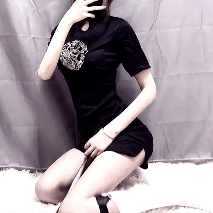使用下方 20 个影片名，按顺序一一对应，不要改动片名文字，只根据片名和括号内类型提示来虚构全新的故事内容： 倒挂的爱丽丝 加菲猫的幸福生活第五季 她的伪装 花女情深 少年悍将：东京攻略 赤脚黎明 误入军统的女人 男人女神 蠢蛋搞怪秀2 入侵第一季 或战或退 付之成灰 哈哈农夫 养成记 超感应频率 叶卡捷琳娜大帝 斗破苍穹第一季 甜蜜冲击 碧血溅长空 平分春色 超级八